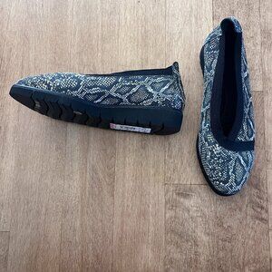 NWT Nurture sz 7 Kizzie snake print envelope flats